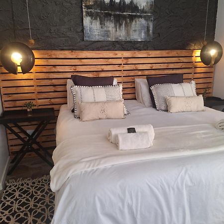 Exquisite Private Luxury Suite With King Bed At Bokmakierie Villas Виндхук Экстерьер фото