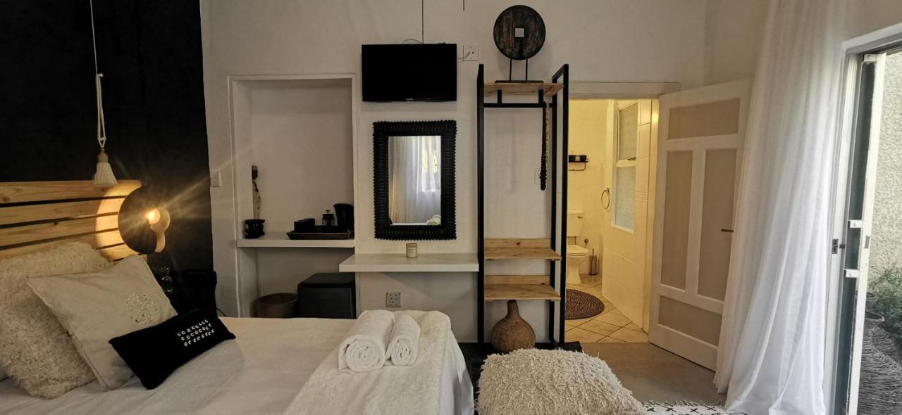 Exquisite Private Luxury Suite With King Bed At Bokmakierie Villas Виндхук Экстерьер фото